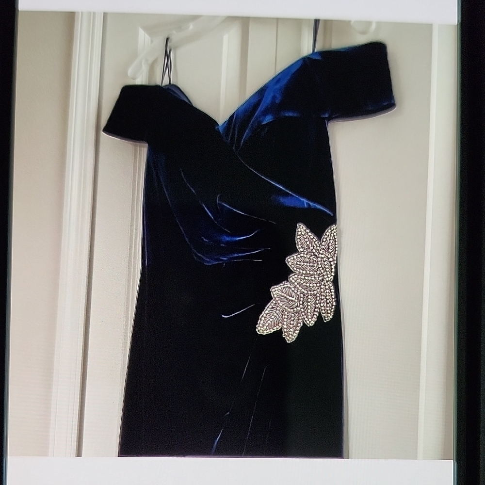 Elegant Blue Velvet Off-Shoulder Dress - Picture 4 of 6